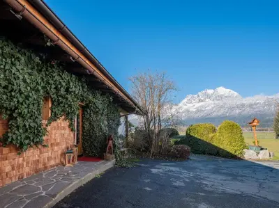 Ein allgemeiner Bergblick oder ein Berglick von der Ferienwohnung aus