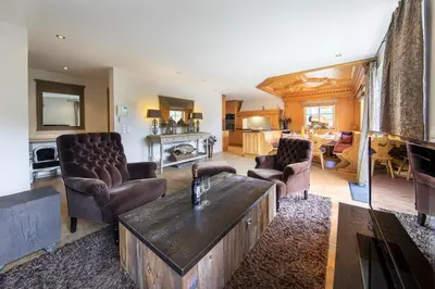 Ein Sitzbereich in der Unterkunft Alpen Resort Saalbach B2