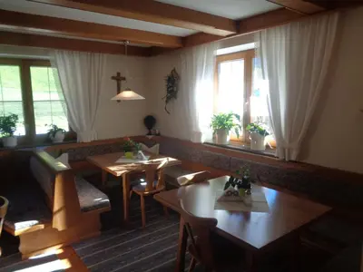 Ein Sitzbereich in der Unterkunft Gästehaus Jogglerhof