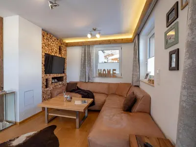 Ein Sitzbereich in der Unterkunft Luxus Ferienwohnung Almhütte