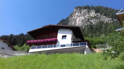 Ein allgemeiner Bergblick oder ein Berglick von der Ferienwohnung aus