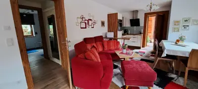 Ein Sitzbereich in der Unterkunft Ferienwohnung Fichtler