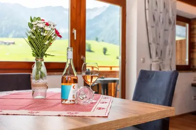 Ein allgemeiner Bergblick oder ein Berglick von der Ferienwohnung aus