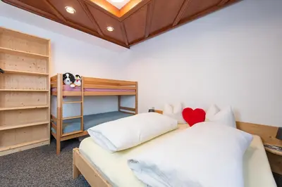 Ein Bett oder Betten in einem Zimmer der Unterkunft Ferienwohnungen Jutta