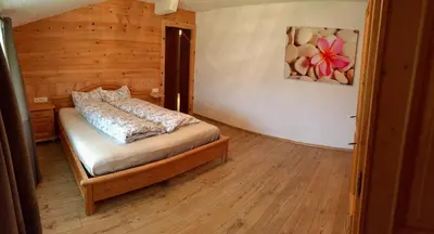Ein Bett oder Betten in einem Zimmer der Unterkunft Ferienwohnung Zur Staffenbrugg