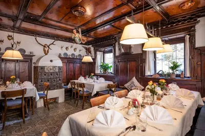 Ein Restaurant oder anderes Speiselokal in der Unterkunft Postgasthof Fischerwirt