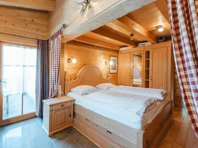 Ein Bett oder Betten in einem Zimmer der Unterkunft Chalet Königsleiten 3 by Interhome