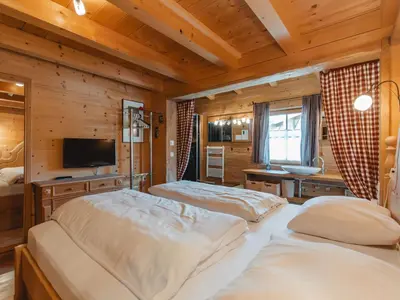 Ein Bett oder Betten in einem Zimmer der Unterkunft Chalet Königsleiten 3 by Interhome