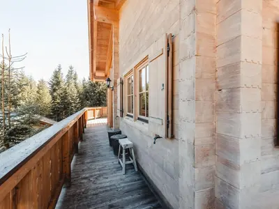 Ein Balkon oder eine Terrasse in der Unterkunft Chalet Königsleiten 3 by Interhome