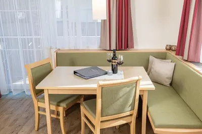 Ein Sitzbereich in der Unterkunft Appartements Olympia