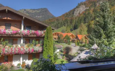 Ein allgemeiner Bergblick oder ein Berglick von des Ferienhauses aus
