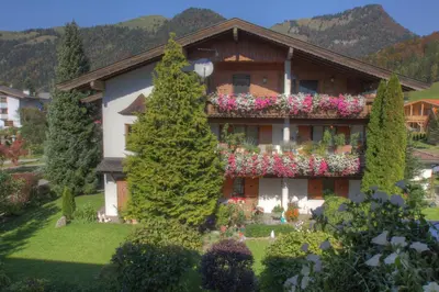 Ein allgemeiner Bergblick oder ein Berglick von des Ferienhauses aus