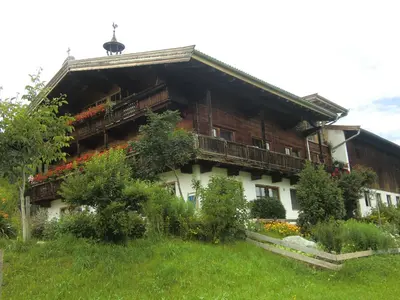 Ein Garten an der Unterkunft Weberhof Hopfgarten