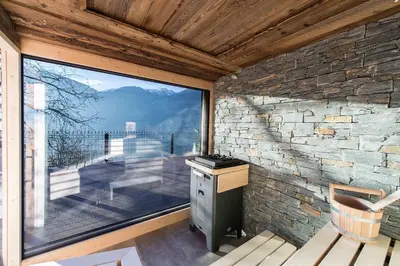 Ein allgemeiner Bergblick oder ein Berglick von des Chalets aus