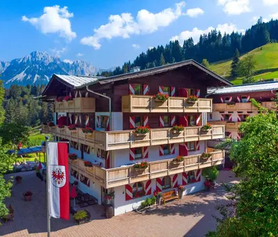 Ein allgemeiner Bergblick oder ein Berglick von des Aparthotels aus