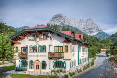 Ein allgemeiner Bergblick oder ein Berglick von des Hotels aus