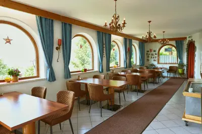Ein Restaurant oder anderes Speiselokal in der Unterkunft Be 550