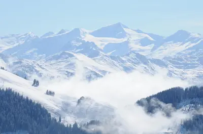 Ein allgemeiner Bergblick oder ein Berglick von der Ferienwohnung aus