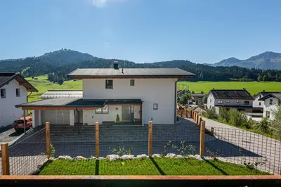 Ein allgemeiner Bergblick oder ein Berglick von der Ferienwohnung aus