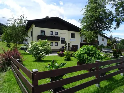 Ein Garten an der Unterkunft Ferienwohnung Mitterherzog