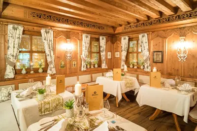 Ein Restaurant oder anderes Speiselokal in der Unterkunft Wellnessresidenz Alpenrose