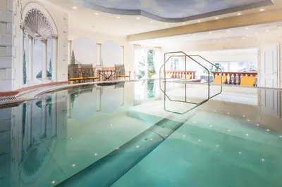 Der Swimmingpool an oder in der Nähe von Hotel Jenbacherhof B&B
