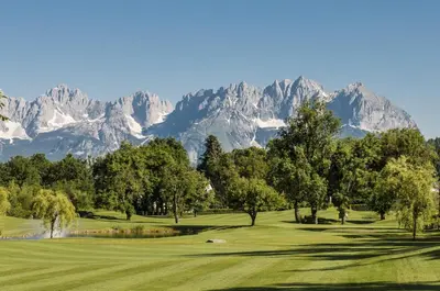 Ein allgemeiner Bergblick oder ein Berglick von des Aparthotels aus