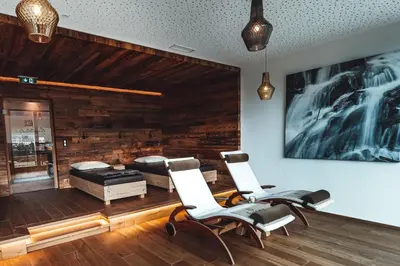 Ein Sitzbereich in der Unterkunft Farmhotel & Chalets Grosslehen