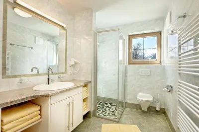 Ein Badezimmer in der Unterkunft Appartements Luegeck
