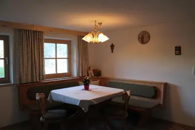Ein Sitzbereich in der Unterkunft Bauernhaus Tummenerhof