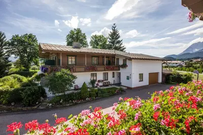 Ein allgemeiner Bergblick oder ein Berglick von des Bed & Breakfasts aus