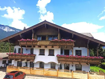 Ein allgemeiner Bergblick oder ein Berglick von des Bed & Breakfasts aus