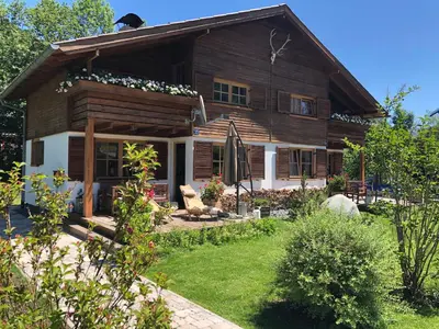 Ein Garten an der Unterkunft Chalet Tirolia