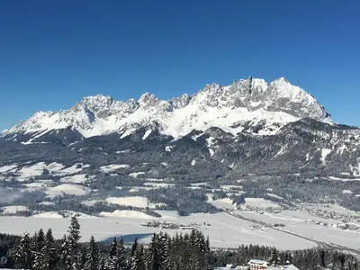 Ein allgemeiner Bergblick oder ein Berglick von des Chalets aus