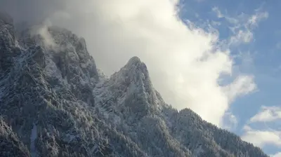 Ein allgemeiner Bergblick oder ein Berglick von des Privatzimmers aus