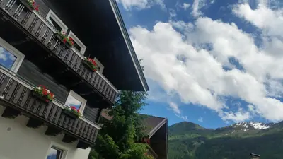 Ein allgemeiner Bergblick oder ein Berglick von des Bed & Breakfasts aus