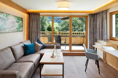 Ein Sitzbereich in der Unterkunft Smaragdhotel Tauernblick