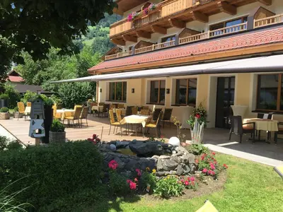 Ein Garten an der Unterkunft Smaragdhotel Tauernblick