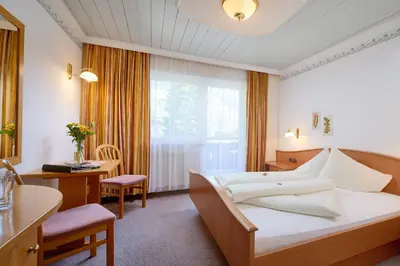 Ein Bett oder Betten in einem Zimmer der Unterkunft Smaragdhotel Tauernblick