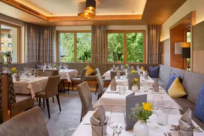 Ein Sitzbereich in der Unterkunft Smaragdhotel Tauernblick