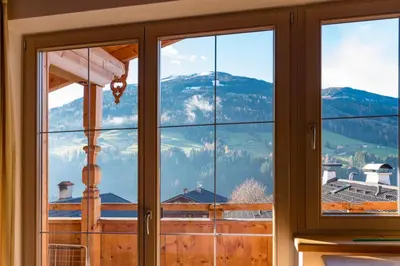 Ein allgemeiner Bergblick oder ein Berglick von der Pension aus