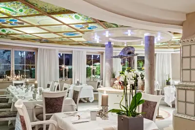 Ein Restaurant oder anderes Speiselokal in der Unterkunft Vier Jahreszeiten Wellnessresort Achensee