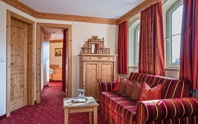 Ein Sitzbereich in der Unterkunft Vier Jahreszeiten Wellnessresort Achensee