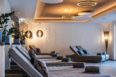 Ein Sitzbereich in der Unterkunft Vier Jahreszeiten Wellnessresort Achensee