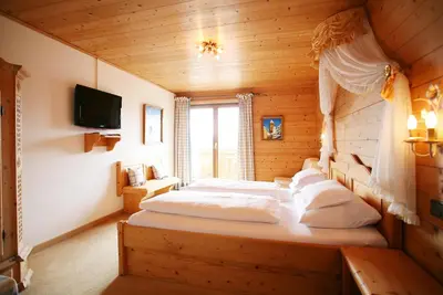 Ein Bett oder Betten in einem Zimmer der Unterkunft Rosis Sonnbergstuben