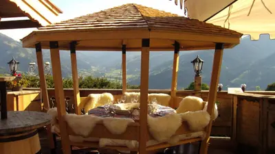 Ein allgemeiner Bergblick oder ein Berglick von des Hotels aus
