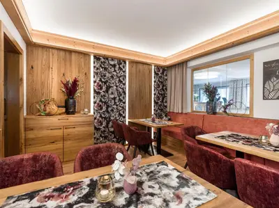 Ein Sitzbereich in der Unterkunft Hotel Landhaus Zillertal