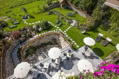 Ein Garten an der Unterkunft Hotel Landhaus Zillertal