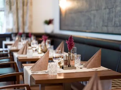 Ein Restaurant oder anderes Speiselokal in der Unterkunft Hotel Landhaus Zillertal