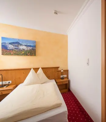 Ein Bett oder Betten in einem Zimmer der Unterkunft Hotel Fischer